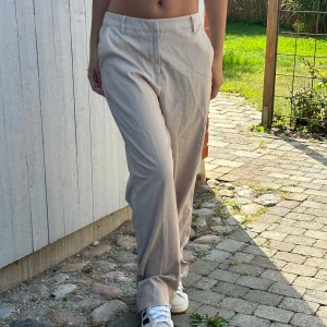 Kostymbyxor - Beiga kostymbyxor från BikBok💛