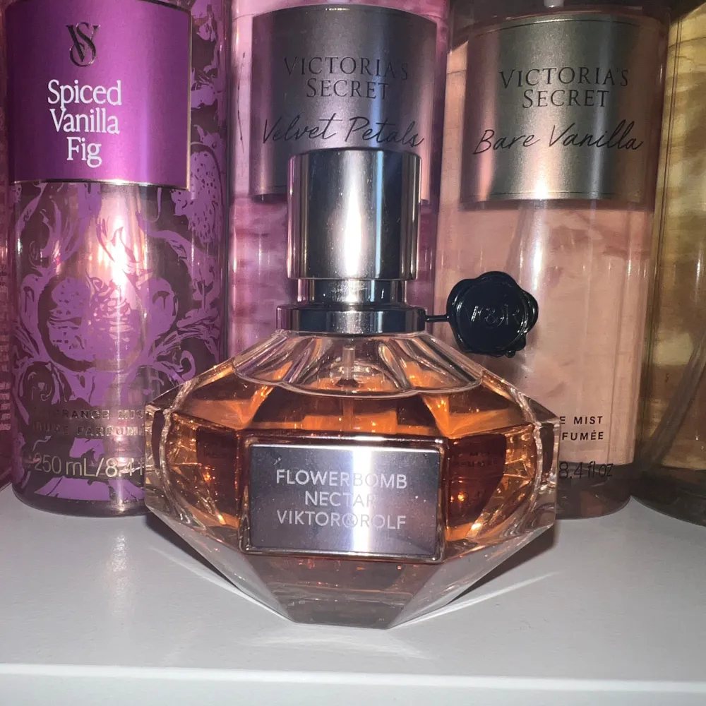 Flowerbomb nectar Victor & Rolf parfym💞 50ml😚Använd ett fåtal gånger💕 Köpt för 1330kr! Jättesöt och god doft som håller superlänge! (Speciellt om man sprayar lite i håret också🤩🤫) Pris kan diskuteras! Doftar som vanliga flowerbomb fast håller längre🤩. Parfym.