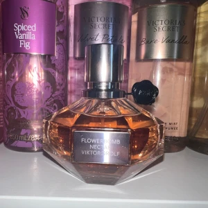 Flowerbomb nectar parfym🍯❤️‍🔥 - Flowerbomb nectar Victor & Rolf parfym💞 50ml😚Använd ett fåtal gånger💕 Köpt för 1330kr! Jättesöt och god doft som håller superlänge! (Speciellt om man sprayar lite i håret också🤩🤫) Pris kan diskuteras! Doftar som vanliga flowerbomb fast håller längre🤩