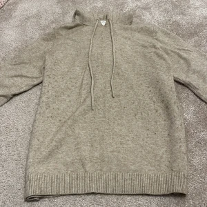 Stickad hoodie - Fin stickad hoodie från vila storlek S. Tröjan är gott skick tyvärr lite nopprig och en liten rosa fläck som inte går bort men knappt märkbar!