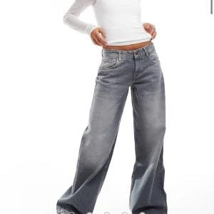 lågmidjade baggy jeans - säljer dessa sprillans nya baggy jeans från ASOS då jag köpte en storlek för liten 🙌🙌 jätte fin färg och perfekt passform, köpte för ca 360 kr 🙏🏼