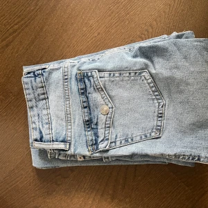 Lågmidjade jeans - Lågmidjade jeans från lager, säljer pga att jag inte tycker om bak fickorna! Näst intill oanvända!