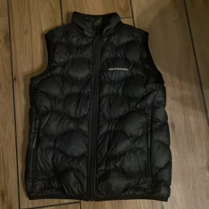 Peak performance väst - En peak performance väst i nyskick inga mörkren, hål eller skador på den. På går att diskuteras!