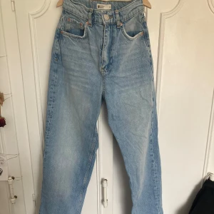 Ljusa jeans från Perfect Jeans - Säljer ett par ljusa jeans från Ginatricot i storlek 32. Köpt för ett tag sedan men är knappt använda - är i väldigt bra skick. Jeansen har en rak passform och är perfekta för en avslappnad stil. De har en snygg slitsdetalj vid bensluten som ger en extra touch. Perfekta för både vardag och fest! Säljes pga inte min stil längre! 
