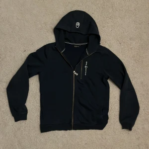 Sail racing tröja  - Tjenare jag säljer en sail racing tröja i storlek 170!😃 den är hel och så men har lite fläckar på magen som knappt syns!! Om du har någon fråga eller fundering är det bara skriva till mig!!💯