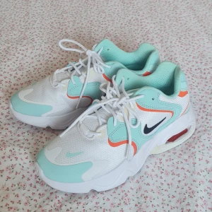 Nike skor - Supersnygga Nike skor med turkosa och orange detaljer :) De är i väldigt bra skick och är endast använda ett fåtal gånger!
