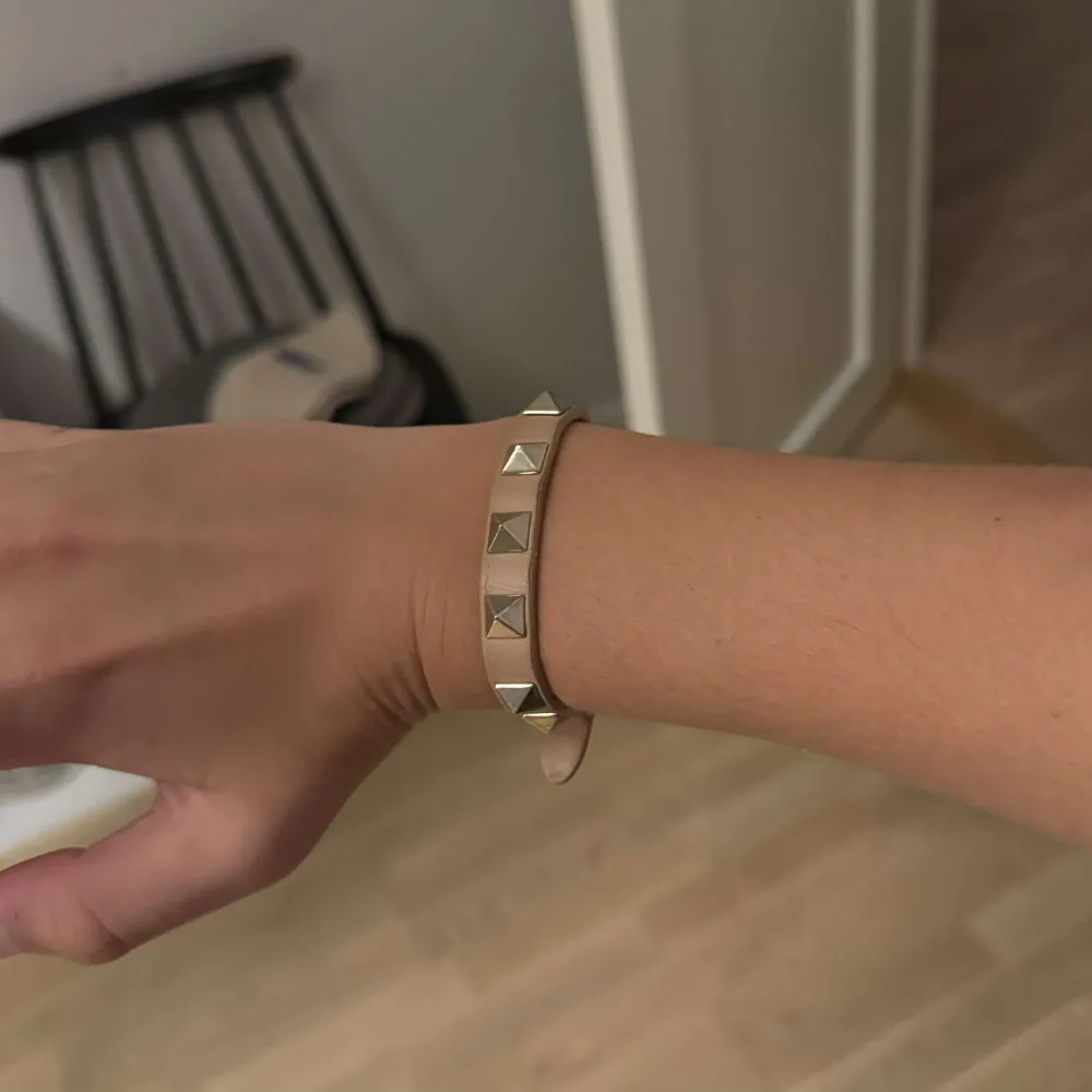 Tjena säljer detta beiga valentino armband. De är användt men de är fortfarande i bra sick. För mer bilder eller andra frågor är det bara att skriva! Mvh Isak!. Accessoarer.