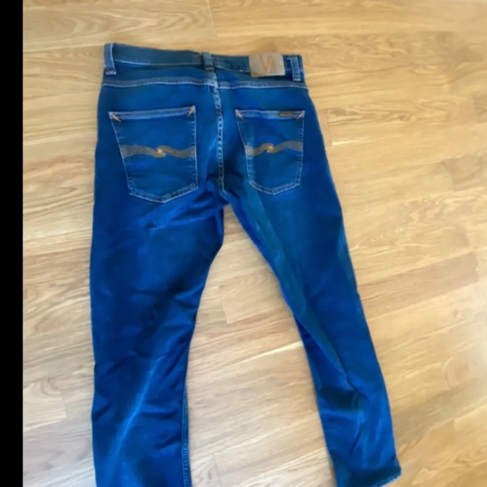 Säljer dessa nudie jeans pga att de inte passar mig, Jeansen är som nya och har inga defekter. Jeans & Byxor.