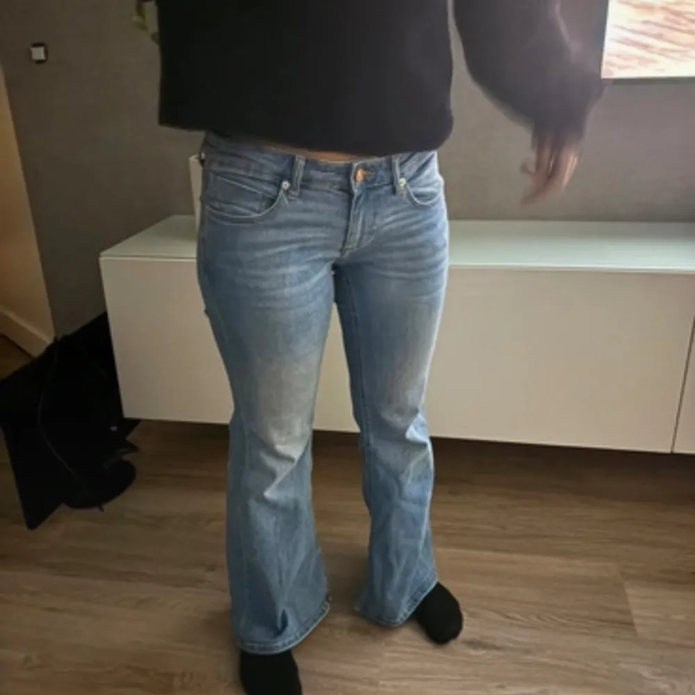 Jätte fina lågmidjade jeans från only med slits!  Midjemått rakt över 37cm, innerbenslängd 69cm Har inga fler bilder med jeansen på eftersom de är för små.💞💞🙏🏼  Fint skick . Jeans & Byxor.