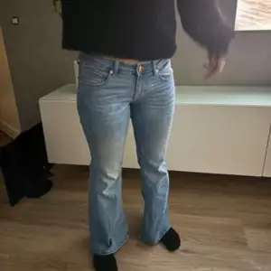 Jätte fina lågmidjade jeans från only med slits!  Midjemått rakt över 37cm, innerbenslängd 69cm Har inga fler bilder med jeansen på eftersom de är för små.💞💞🙏🏼  Fint skick 