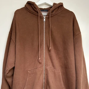 brandy melville zip up - jättefin brun zip up från brandy melville i bra skick ☺️ säljer för att den inte är min stil längre 💞