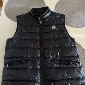 Fin och välvårdad moncler väst. Storlek 2 s/m