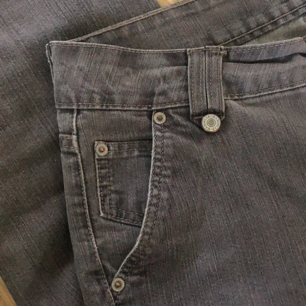 Säljer ett par grå jeans från Lindex i storlek 42 med jätte snygga detaljer. köpta secondhand men i väldigt bra skick . Jeans & Byxor.