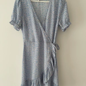 Sommar klänning  - Fin sommar klänning som är använd fåtal gånger. Har en dragkedja på sidan av klänningen så den är lätt att ta på sig. 