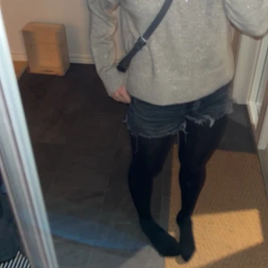 Svart jeans short - Svart/grå jeans shorts från Gina yung 