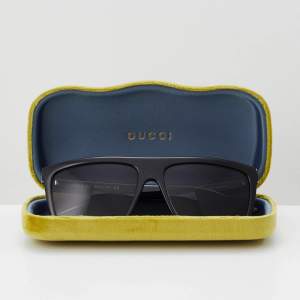 Helt nya gucci solglasögon med box och allt tillbehör☀️fler bilder eller frågor kan tas privat☺️pris går att diskutera. Orginal pris 2.185kr 