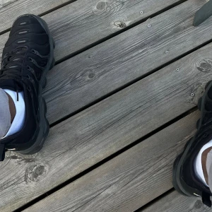 Vapormax plus - Säljer ett par super sköna vapormax som jag inte har någon användning av. Inga spräckta bubblor. Ett litet hål på vänster sko Men annars är 8/10 skick. Nytt pris ligger runt 2300-2800.  Va inte rädd att ställa frågor😁(skorna rengörs innan de skickas)