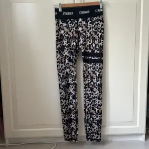 Träningsleggings från stronger. Leopard mönster och stretchig kant. Storlek Small. Nypris 899 tror jag🐆❤️ Har ett par till som ligger uppe på min plick med ett annat mönster. Kan tänka mig att sälja båda för 300kr totalt + frakt🥰