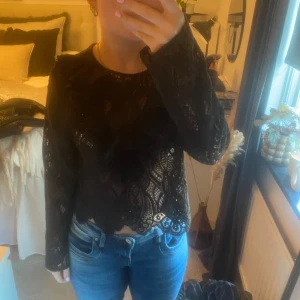 Blus - Jättefin blus från zara som bara är använd en gång. Den är i storlek L men den är liten i storleken och passar med S