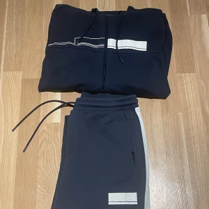 Mörkblå Boss dress / tracksuit - Super skick, storlek XL på båda plaggen. Bara att höra av sig vid intresse/frågor