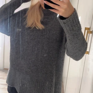 Stickad tröja - Säljer denna super mysiga gråa stickade tröjan, den är i bra skick bara små knottror som blir på stickade tröjor! Den är i storlek S och köpt på new yorker💕