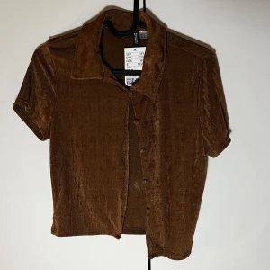 Topp - Topp/t-shirt med krage, oanvänd. Stretchigt material, strl m