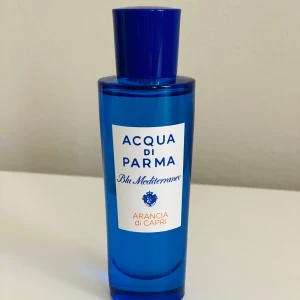 Acqua di Parma Blu Mediterraneo Arancia di Capri Eau de Toilette - Säljer en fräsch och somrig parfym från Acqua di Parma. Doften Arancia di Capri ger en känsla av soliga dagar vid Medelhavet med sina citrusnoter. Parfymen är endast använd vid ett par tillfällen och jag säljer den då den inte riktigt passar mig. Flaskan köptes för cirka 800 kr från Åhléns 💙