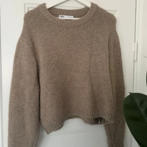 Stickad tröja zara  - Säljer den perfekta stickade tröjan från zara endast använd ett fåtal gånger. I storlek xl skulle säga att den är liten i storleken. 