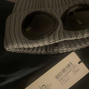 Cp company mössa - Tjena säljer denna mössan då jag inte kommer använda den använd ett fåtal gånger säljer den för 600 nypris 1500kr. De bara skriva om ni har nå mer frågor