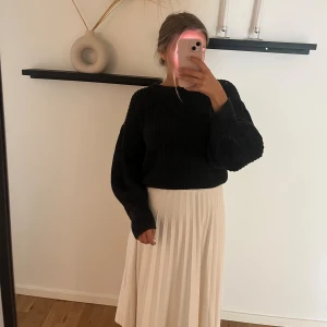 Stickad tröja - Fin stickad tröja från Nakd i storlek S. Lite croppad i modellen så jättefin att ha över en klänning eller till en kjol