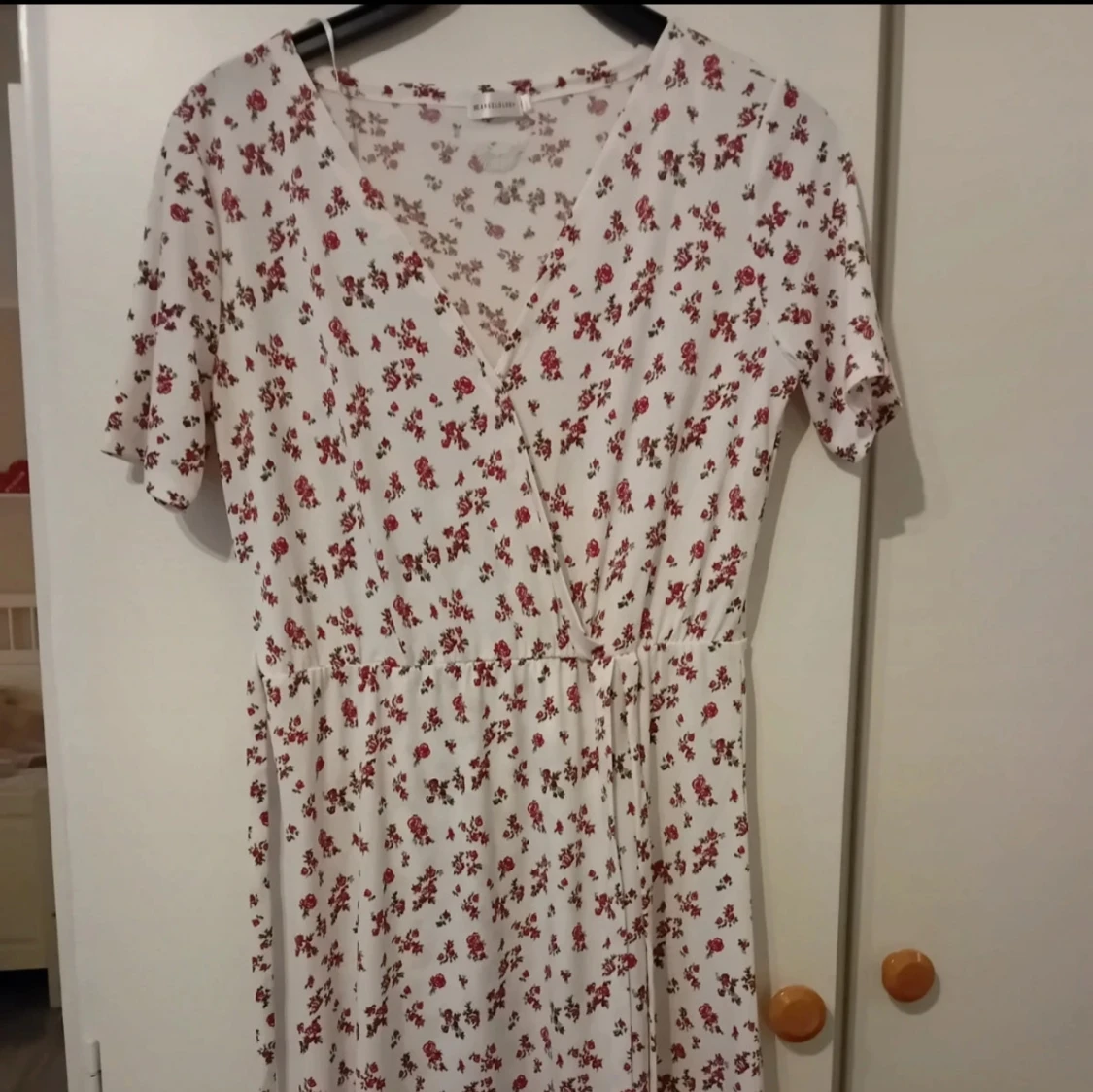 V-ringad vit och rosablommig klänning 