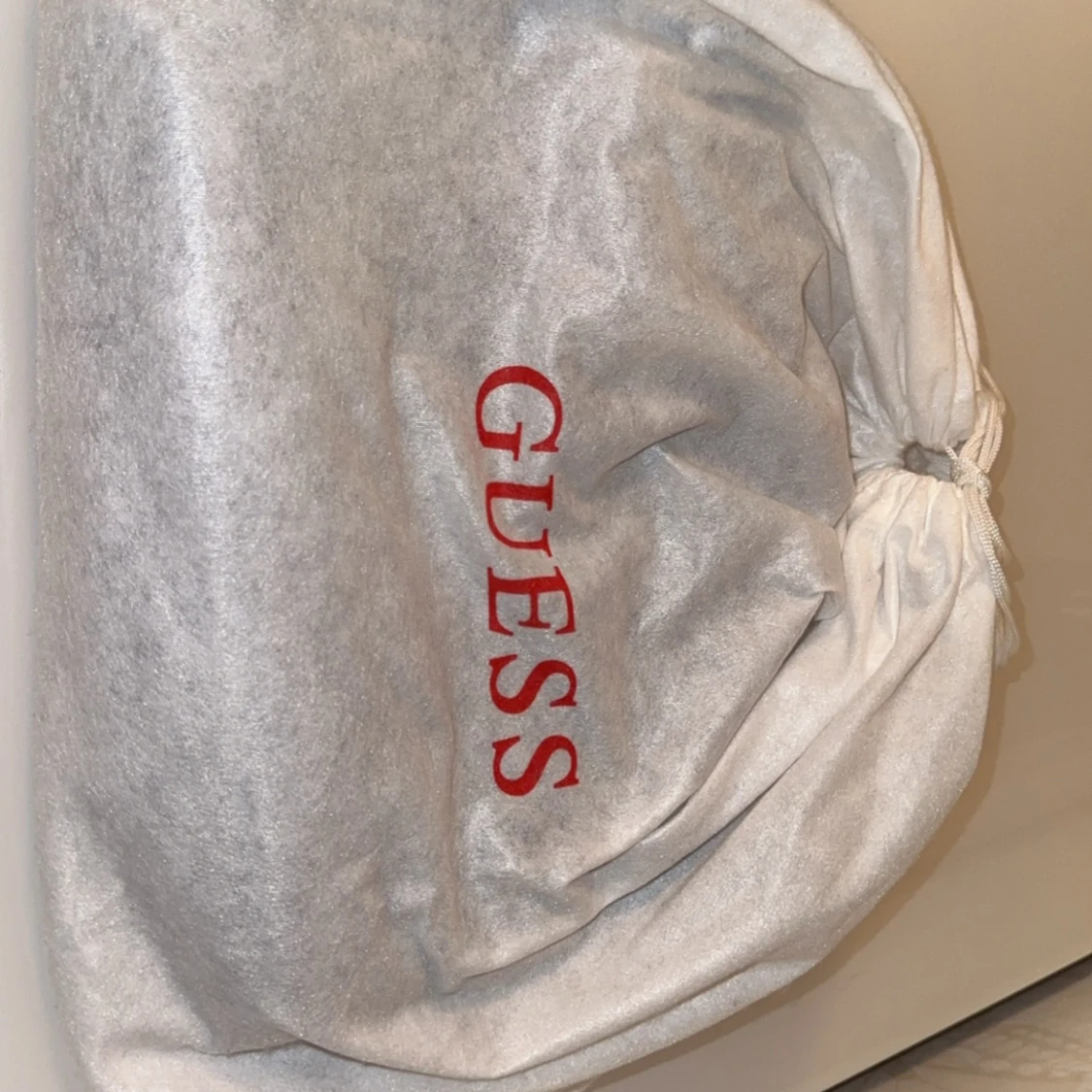 Guess axelväska  - 93