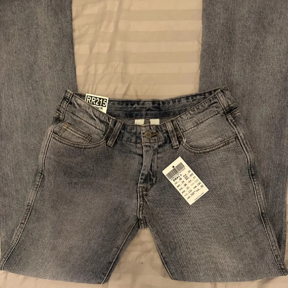 Säljer mina Brandy Melville jeans eftersom de är för långa, därför är de lite trasiga i botten. Jag tror det är modell Elenour. Innerbenslängden är cirka 80 cm. Köpta på plick❤️2 första bilderna är från förra säljaren så därav ser man inte skadorna❤️. Jeans & Byxor.