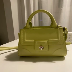 Zara väska - Jag köpte väskan från Zara men den har inte riktigt blivit använd på ett tag 🩷 Den är i bra skick men har visat 2 bilder där den har lite fläckar (innuti) samt så är knappen lite rostig men det är inte så synligt då väskan är ganska liten ❤️ (