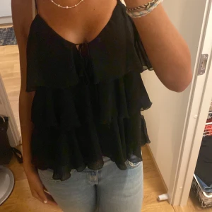 Svart volang topp från Zara! - Tröjan är använd ca 4-5 gånger men är i väldigt bra skick!