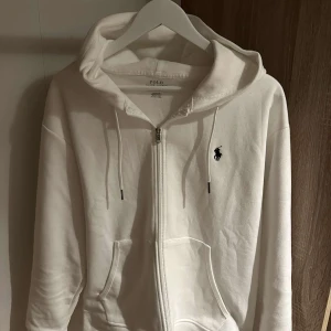 Polo Ralph Lauren - Ganska ny 8 av 10 i skick, sitter ganska fint och väldigt snygg, priset kan diskuteras.