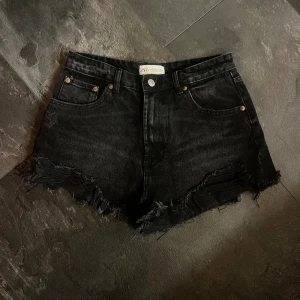 Korta jeansshorts  - Jeansshorts från Zara. Stl 38 så passar xs-m.