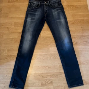 Replay anbass hyperflex  - Säljer dessa anbass hyperflex i ny skick || köpta för 1799 på Nk för nån månad sen men har knappt använda då dom är för små || modellen är 182 o väger 72 ish o storleken är 29/32 o de är true to size || säljer för endast 699 men kan ändras || frågor?