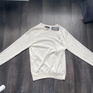 Polo Ralph Laurent sweatshirt  - Stickad polo ralph Laurent sweatshirt| Skick 10/10 (oanvänd med tagg) | färg beige | nypris 2149kr vårt pris 799 | storlek M |  Skriv vid eventuella frågor eller funderingar