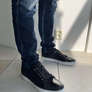 Lanvin skor - Tjena, säljer nu mina Lanvins med glansig captoe och svart mocka. Skorna är i stolrek 7 vilket motsvarar 42-43. Men de sitter som 43-44, de är i bra skick. Slitage inuti hälen på varje sko. Skriv privat för fler bilder eller frågor⭐️ 