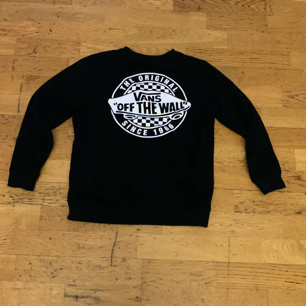 Vans tjocktröja perfekt för vintern använd några gånger men är i bra Skick passar barn 146-155 ej fastpris . Hoodies.