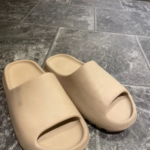Yeezy slides - Skönaste slidesen nånsin, storlek 42 ganska små i storleken skulle passa bättre som 41. Skick 8,5/10!