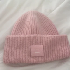 Acne studio mössa  - Säljer min acne studio mössa som är perfekt nu till hösten. Säljer pga att den inte kommer till användning. Köpt i butiken i sthlm på Nk för 1600kr. Tvättas inann den skickas. För mer frågor kom privat 🤍 Stl xs/S (56cm)