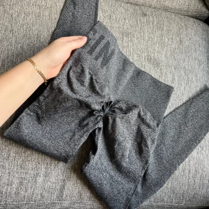 Träningstights  - Säljer träningstights med scrunch🌸