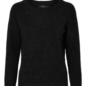 Svart stickad tröja💕 - Svart stickad tröja från vero Moda som jag säljer då den aldrig används. Använd Max 3 gånger och finns inga defekter eller liknande💕