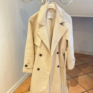 Kappa från bershka - Lång kappa från bershka i ljus beige