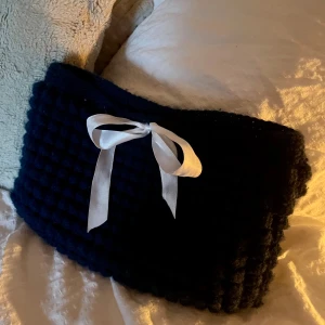 Stor Necesär  - Stor necessär där man får plats med väldigt mycket. Passar perfekt till smink, hud och hårvård eller bara småsaker som man inte vill tappa bort!! Man knyter endast igen den inte någon dragkedja på denna. 