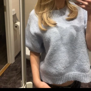 T-shirt med 3/4 ärm - Säljer min T-shirt med 3/4 ärm från Zara. Supersnygg tröja som sitter bekvämt. 