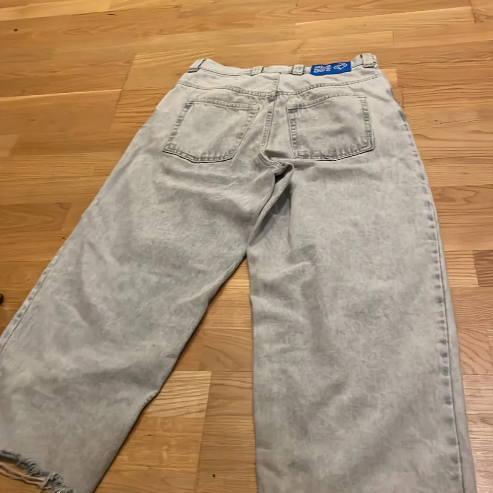 ljus blå big boy jeans S. litet skumt märke på ena sidan av benet. storlek S men benen är lite klippta . Jeans & Byxor.