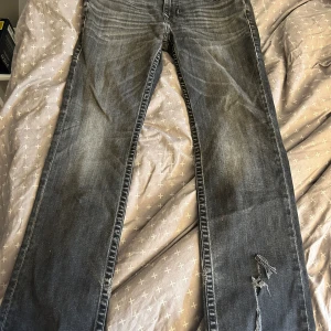 True Religion Jeans - Äkta köpta i london Inte använt på 2 år ungefär Dom är lite distressed vilket får dom se ännu bättre ut enligt mig :) Kom dm för frågor/pris